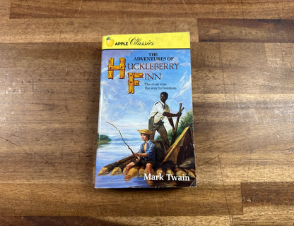 Apple Classics The Adventures of Huckleberry Finn