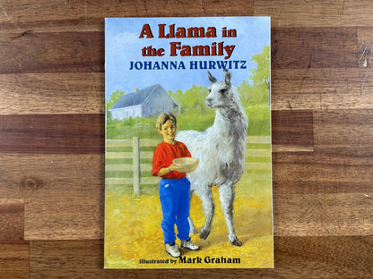 A Llama in the Family - Johanna Hurwitz, Avyx (VG)