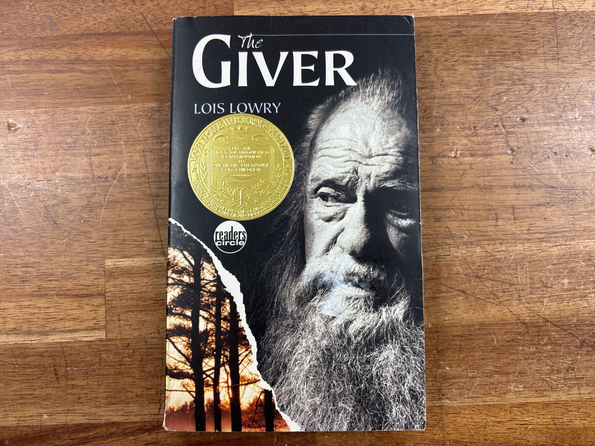 The Giver by Lois Lowry - Readers Circle Paperback — front cover