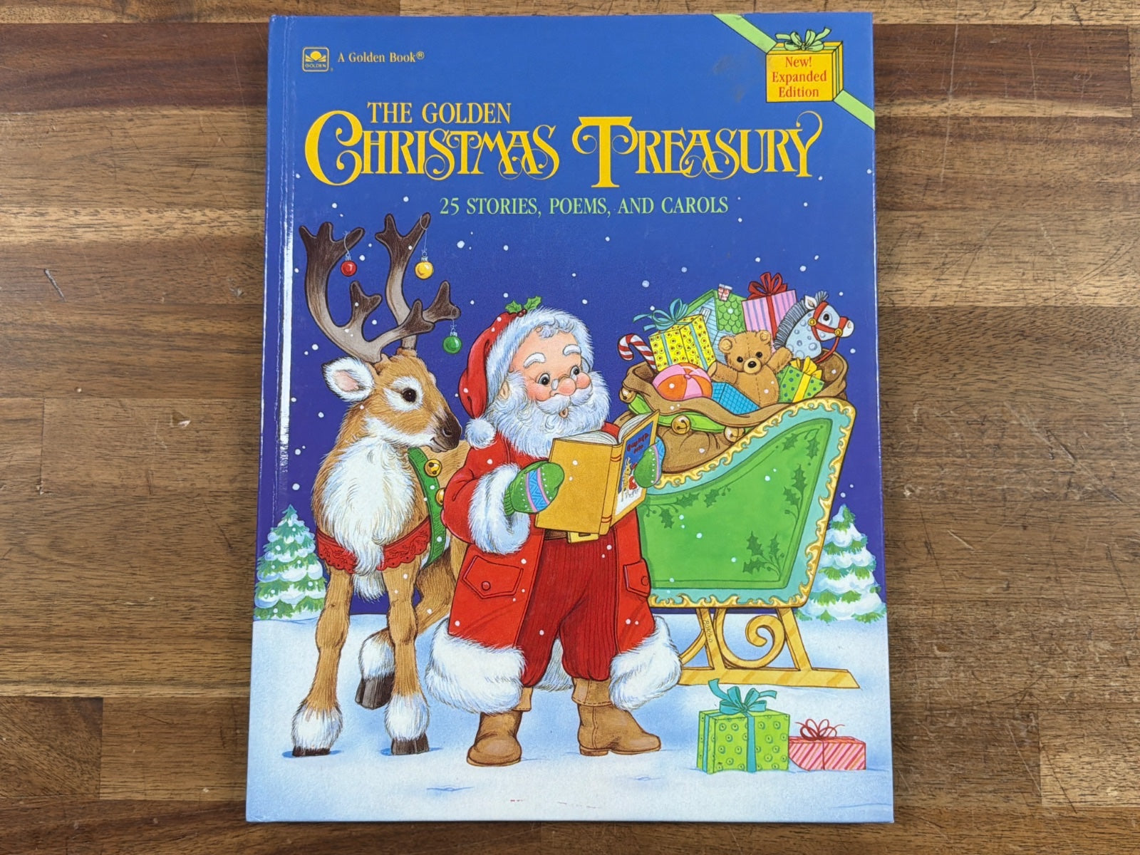 The Golden Christmas Treasury: 25 Stories, Poems & Carols