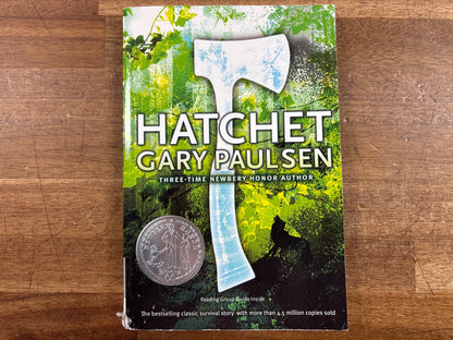 Hatchet by Gary Paulsen Newbery Honor Paperback Novel — front cover